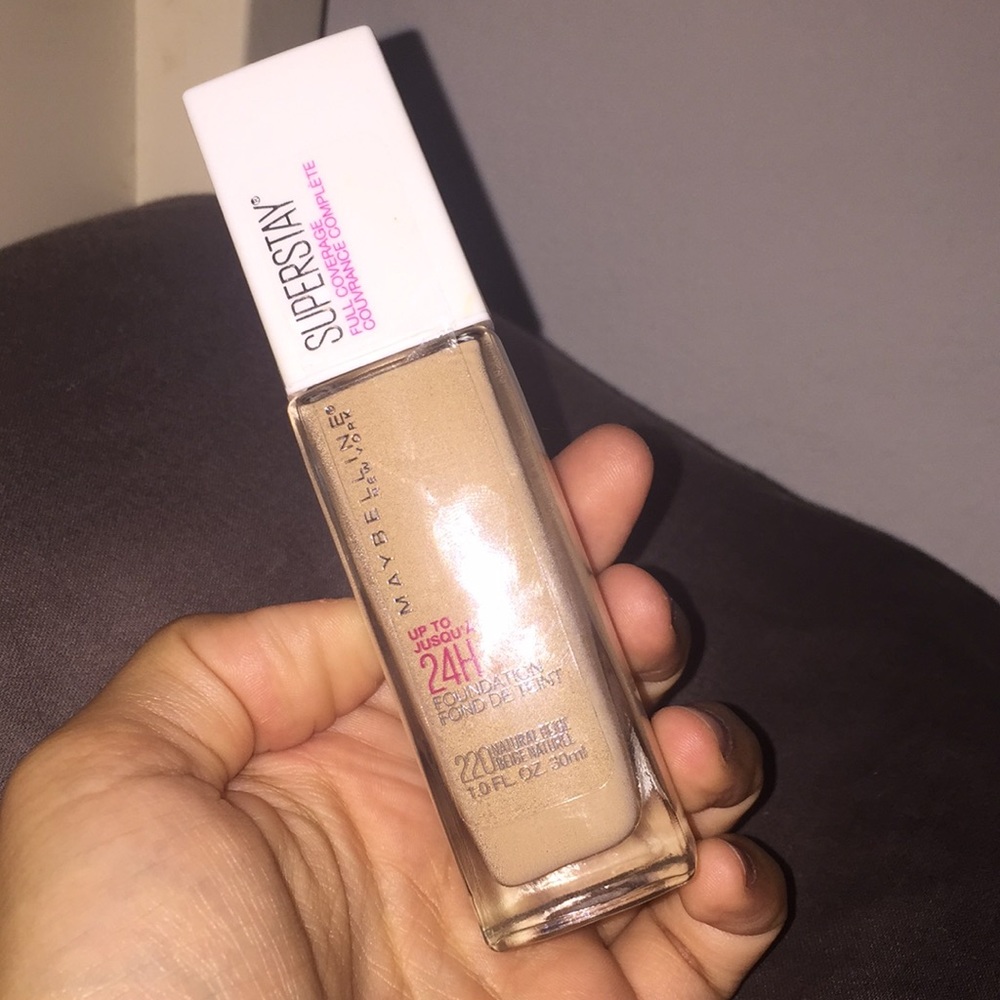 Maybelline SuperStay Foundation 220 Natural Beige